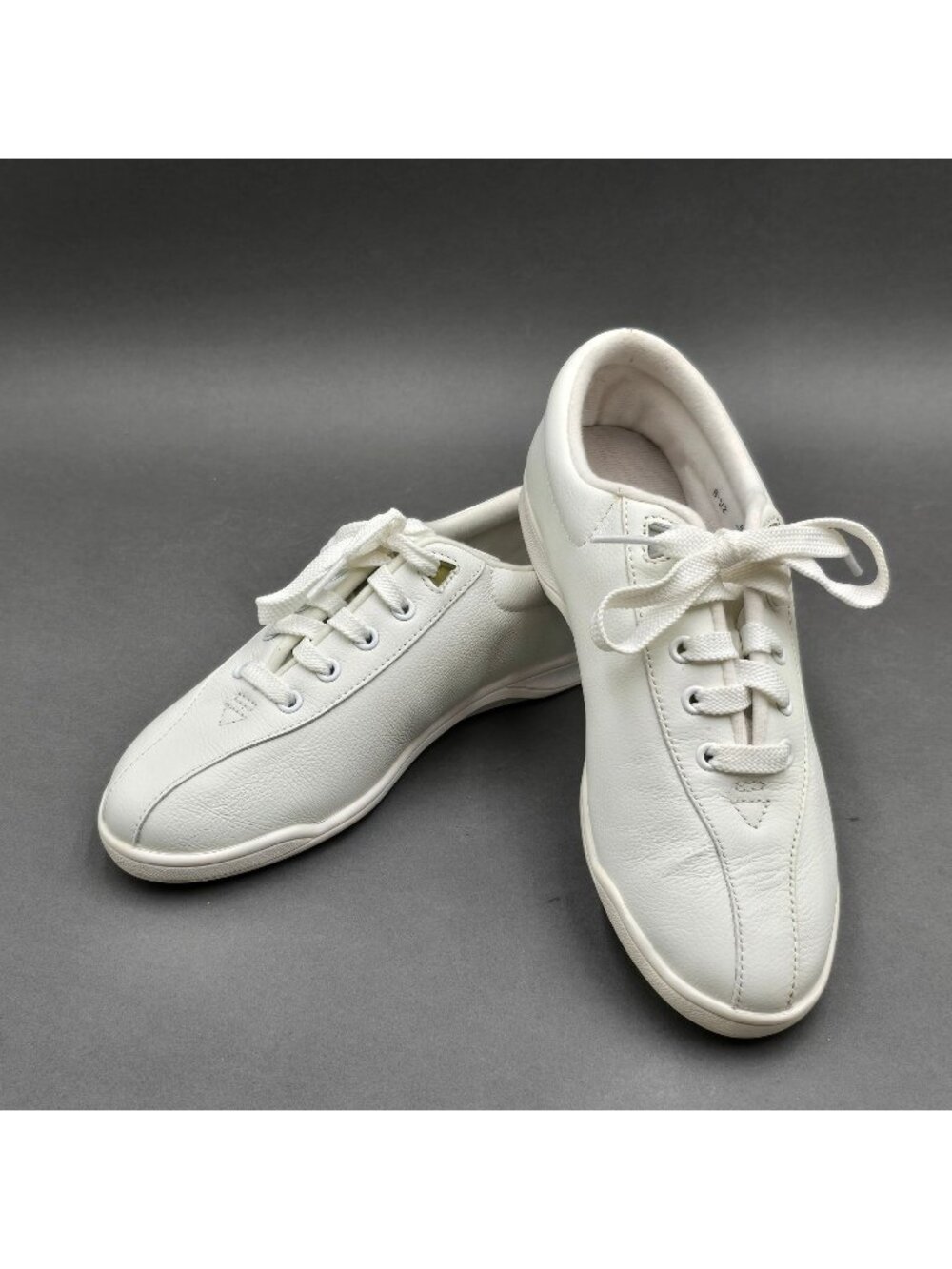 Easy Spirit AP1 Womens White Leather Walking Shoes Sneakers Size 6.5